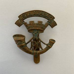 ORIGINAL BRITISH ARMY WW1/WW2 LIGHT INFANTRY REGIMENT  CAP BADGE
